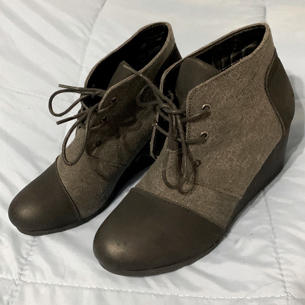 Pierre Dumas Size 8 Wedge Booties Black & Grey